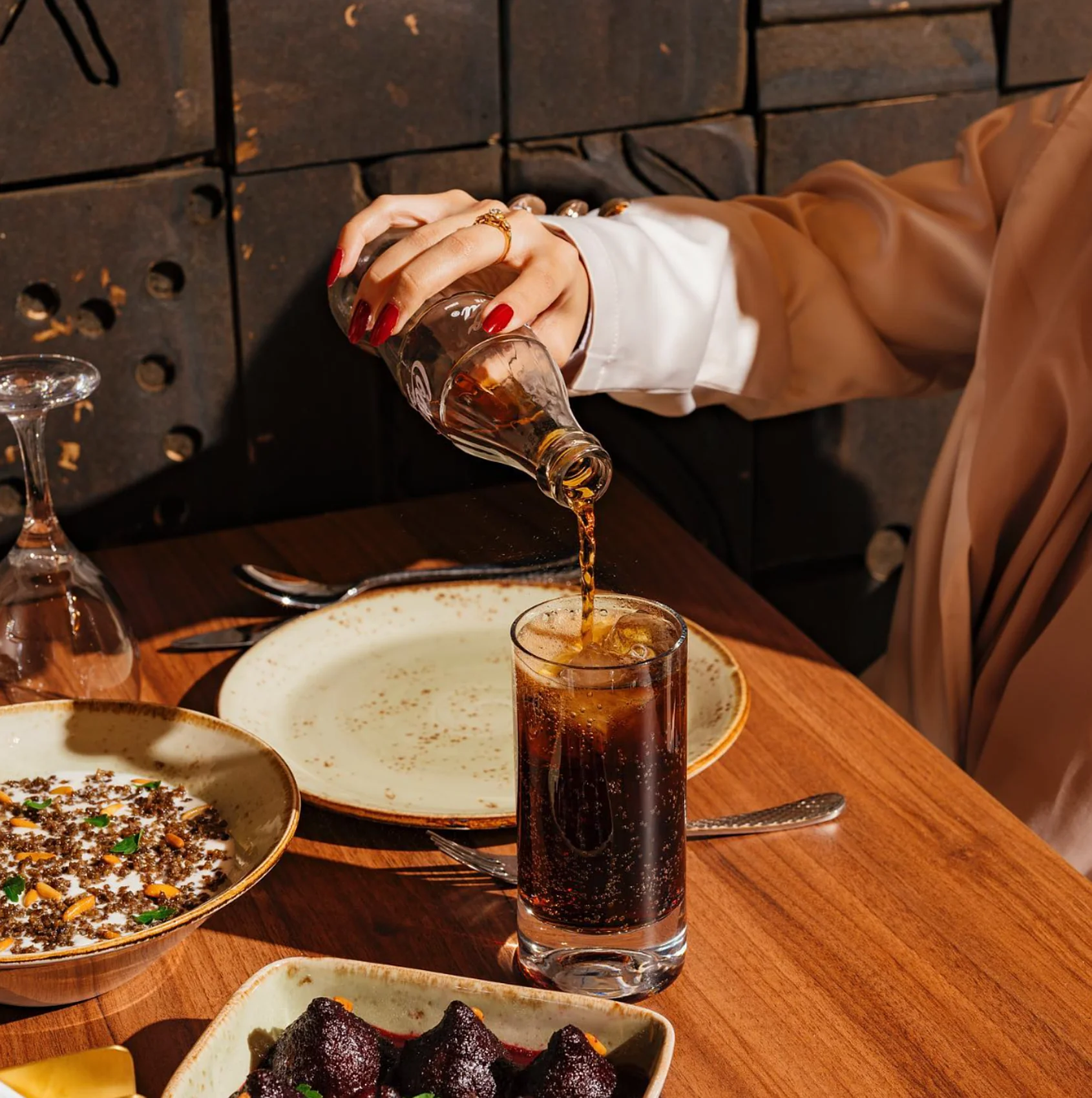 سكب مشروب على طاولة الضيوف